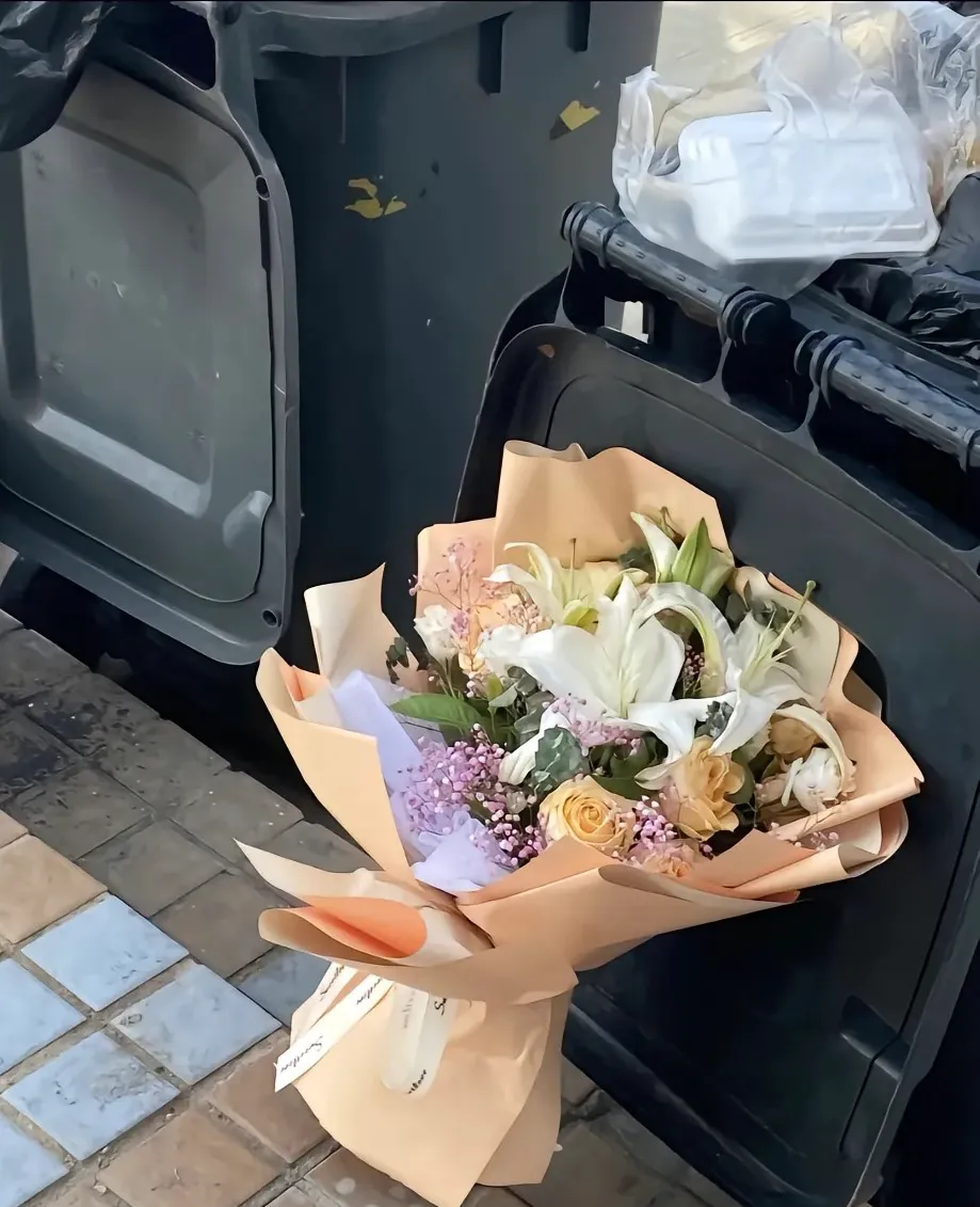 7晒图：情人节后的垃圾桶寻宝，法律风险大于乐趣，别轻易尝试！