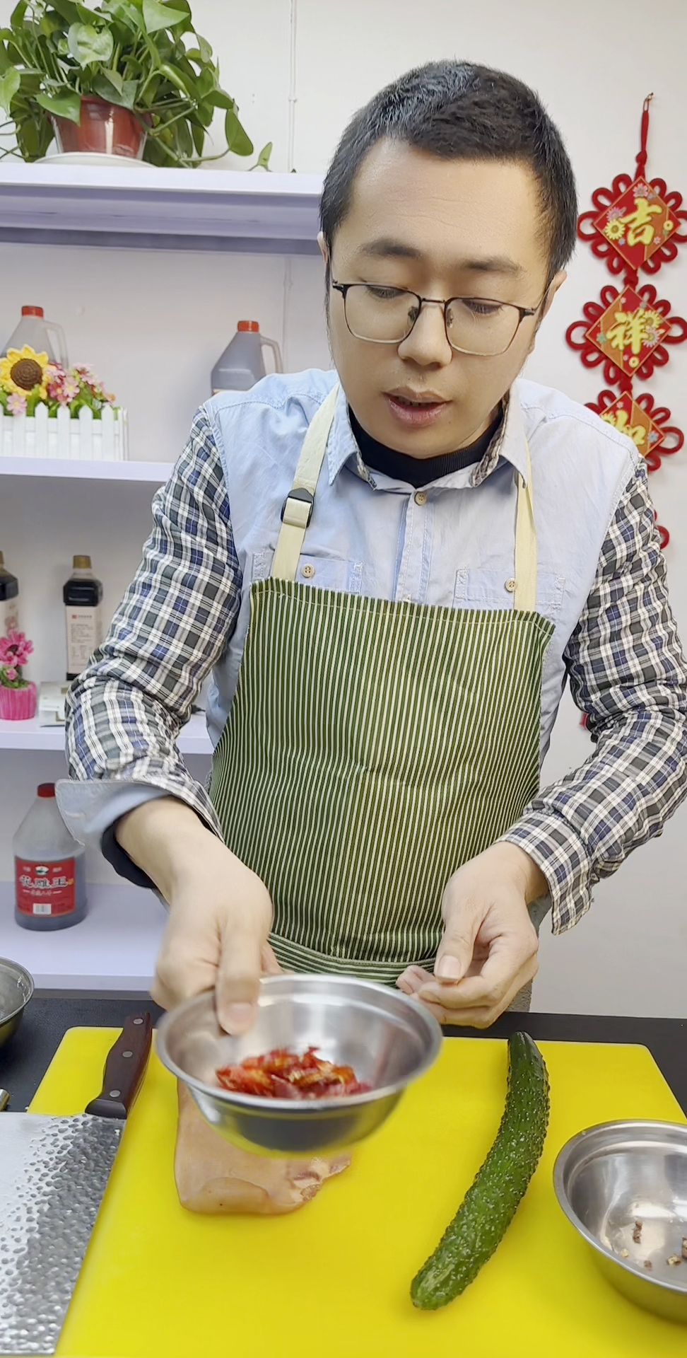 淘宝查号网：黄瓜拌猪耳朵的正确做法，轻松避免出汤又好吃！
